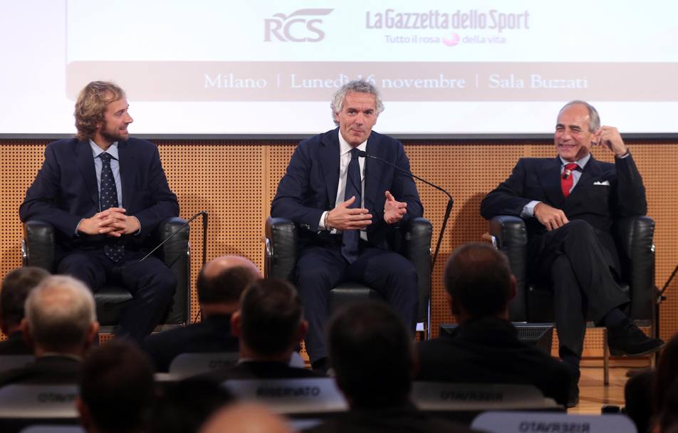 Accanto a Donadoni, Gianfelice Facchetti (a sinistra), figlio di Giacinto, e il direttore della Gazzetta dello Sport, Andrea Monti. Ansa